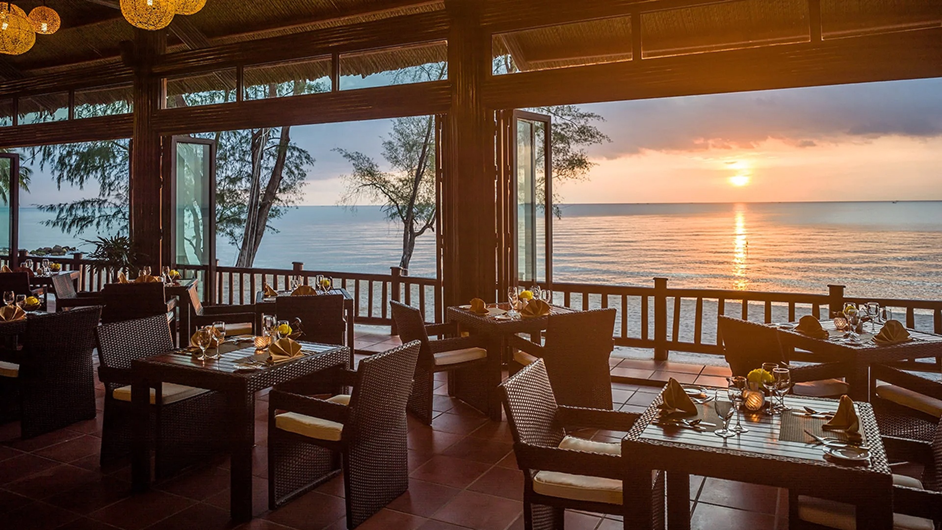 Vinpearl Resort & Spa Phu Quoc outdoor sunset dining area