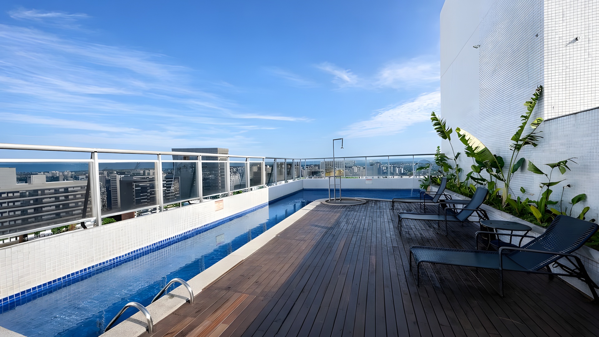 the rooftop swimming pool area of the Blue Tree Premium Manaus hotel