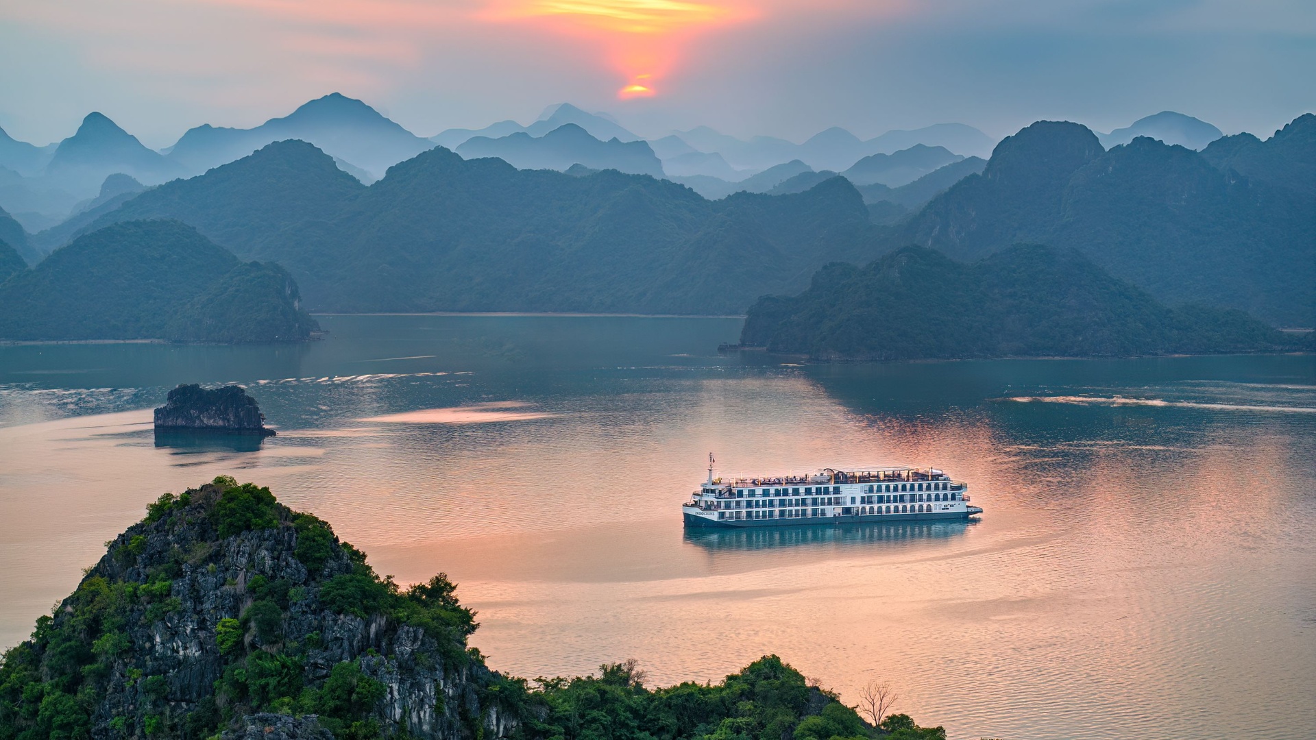 Indochine Cruise, Ha Long Bay in Vietnam