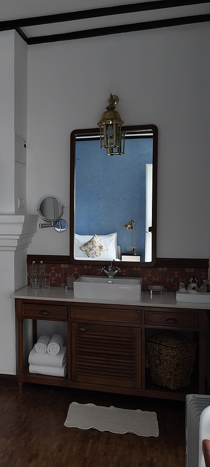 the interior of a room at Jetwing St. Andrew's, a historic Tudor-style country house hotel located in Nuwara Eliya, Sri Lanka