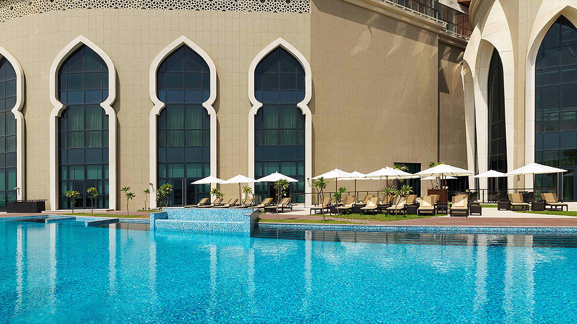 Bab Al Qasr Hotel in Abu Dhabi pool view