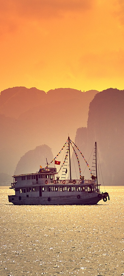 Hạ Long Bay sunset view in Vitenam