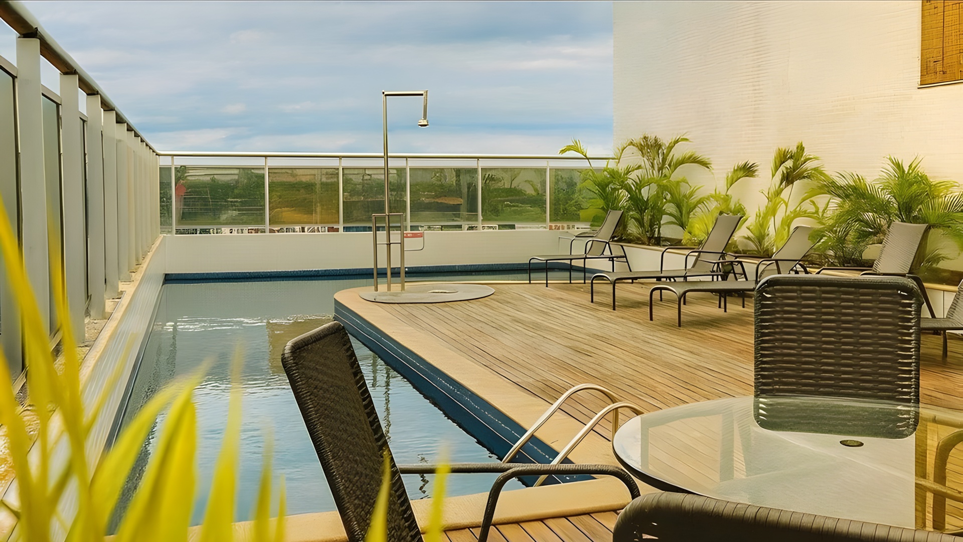 the rooftop swimming pool area of the Blue Tree Premium Manaus hotel