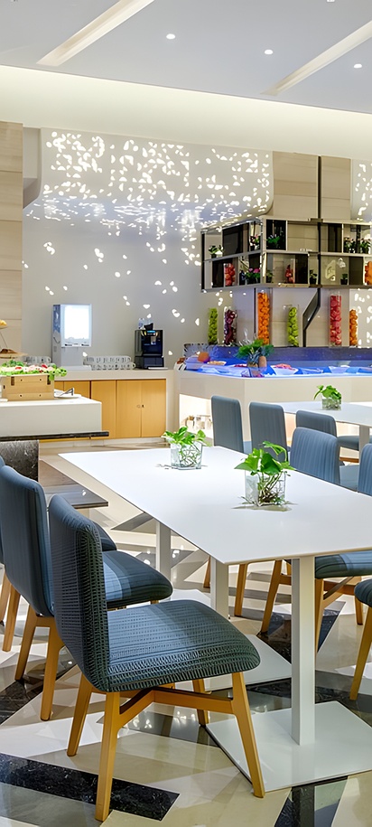 the dining area and breakfast buffet at the Holiday Inn Express Chengdu Huanhuaxi