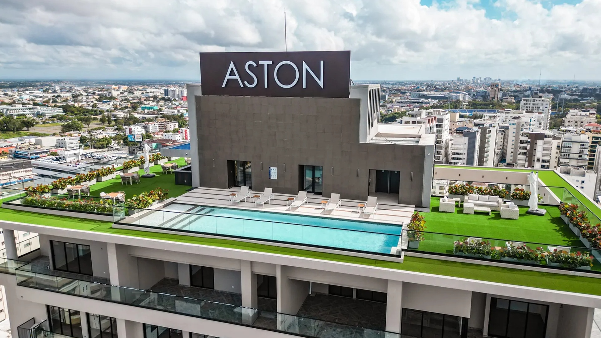 the rooftop pool and deck of the Aston Rubi City Suites hotel in Santo Domingo