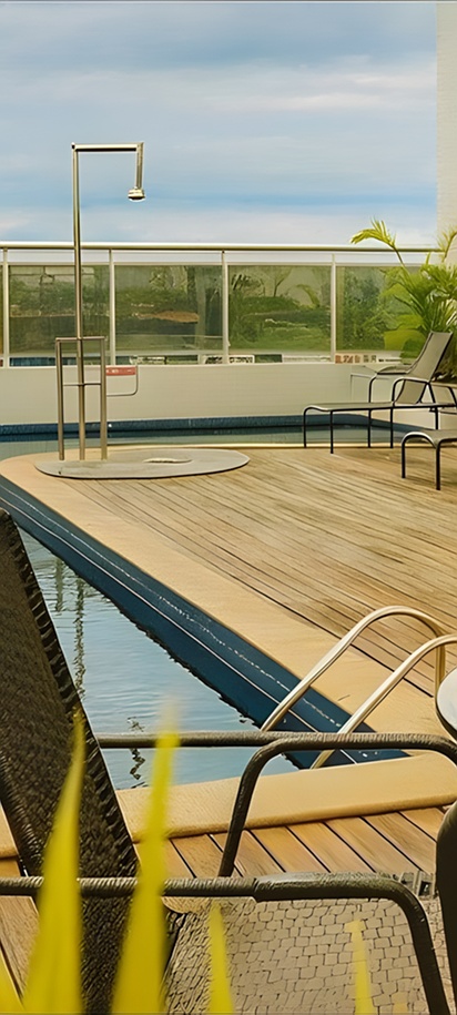 the rooftop swimming pool area of the Blue Tree Premium Manaus hotel