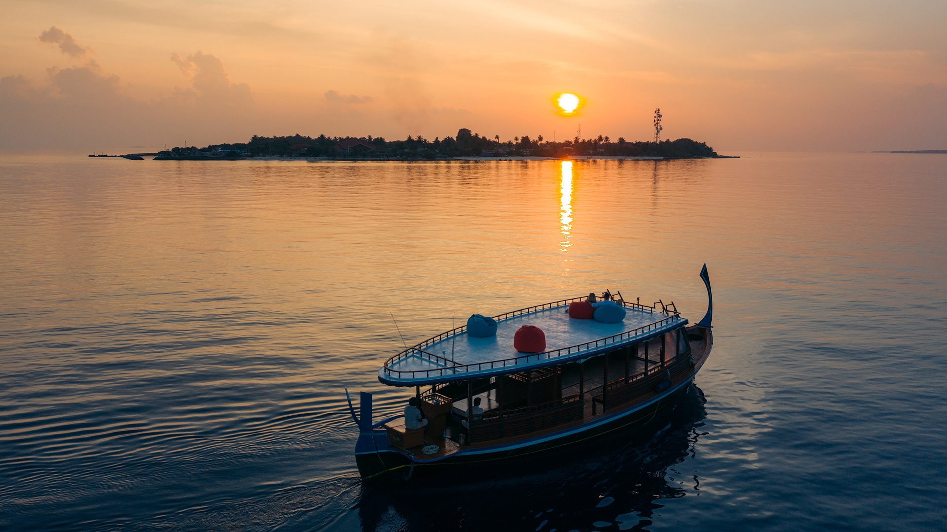 Adaaran Select Meedhupparu island at sunset