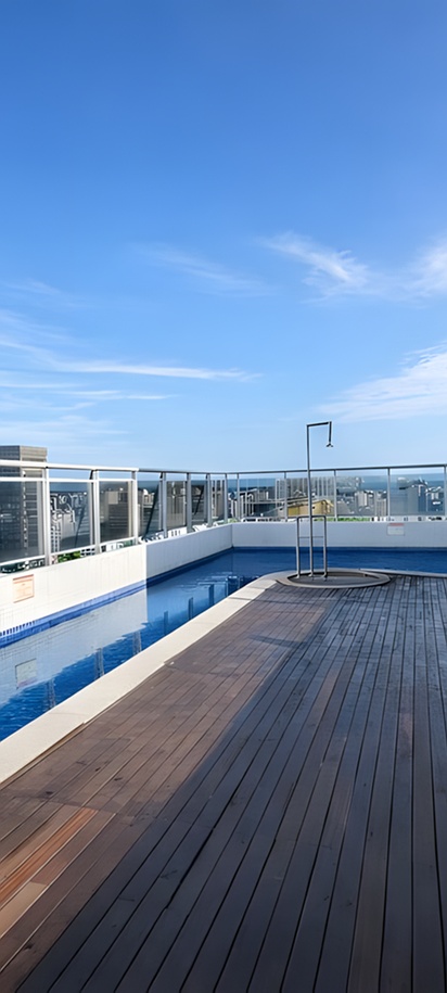 the rooftop swimming pool area of the Blue Tree Premium Manaus hotel