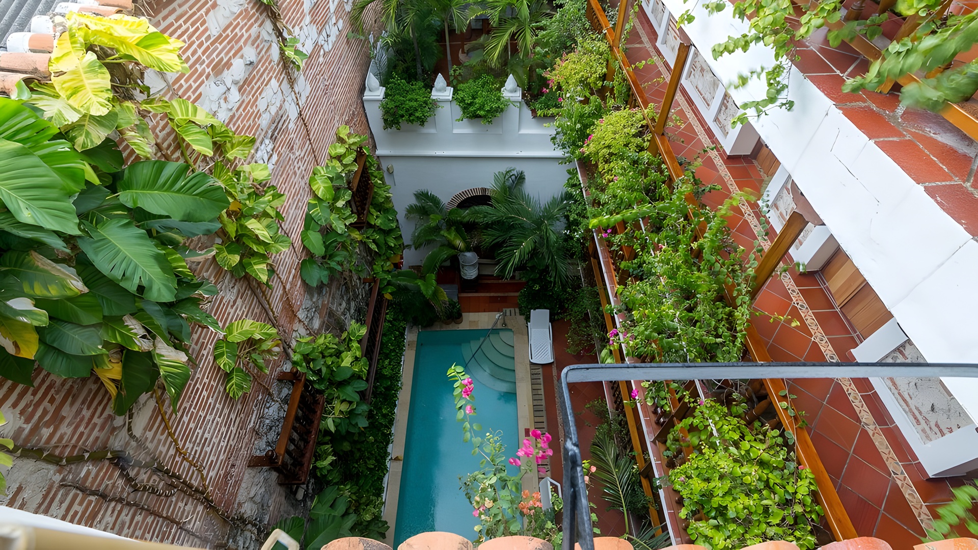 a picturesque courtyard and swimming pool at the Hotel Don Pedro de Heredia