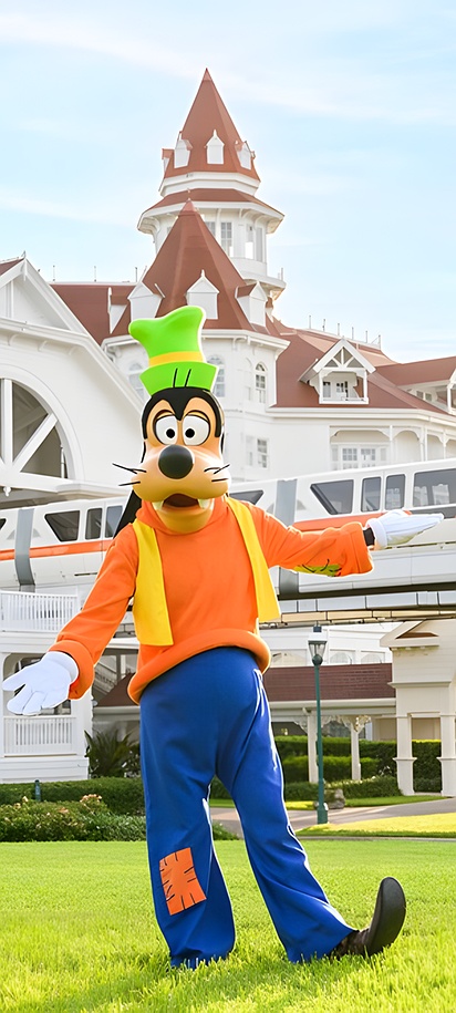 the Goofy character posing in front of Disney's Grand Floridian Resort & Spa