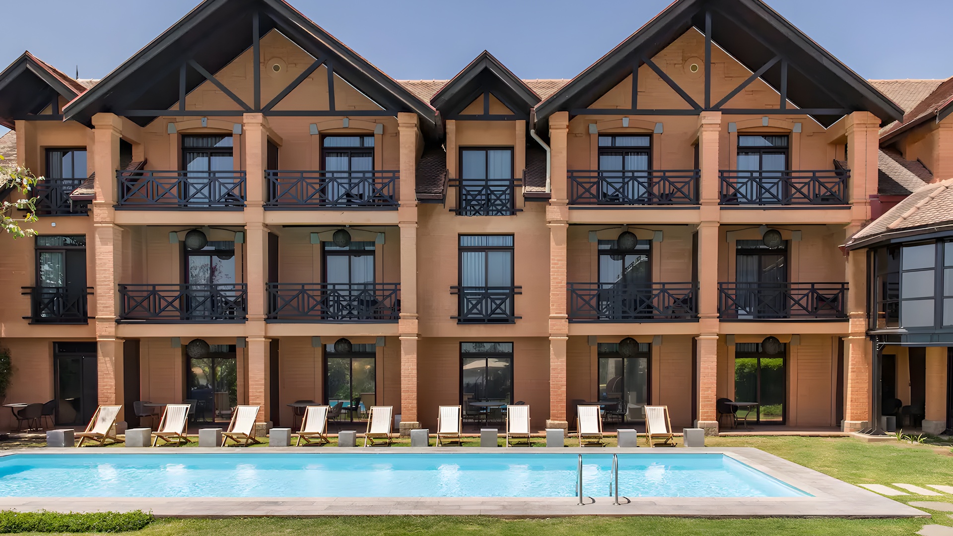 outdoor swimming pool of the Radisson Hotel Tamboho Waterfront in Antananarivo