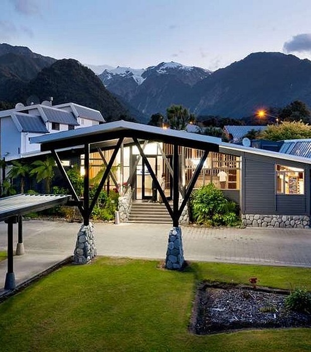Scenic Hotel Franz Josef Glacier entrance 