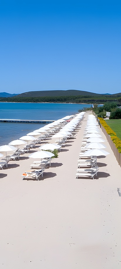 the private beach and shoreline of the Hotel Corte Rosada