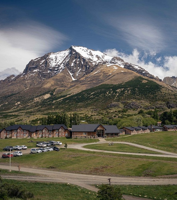 Hotel Las Torres Patagonia exterior full view
