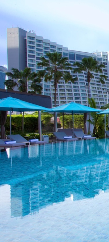 outdoor swimming pool area of the Pan Pacific Singapore hotel