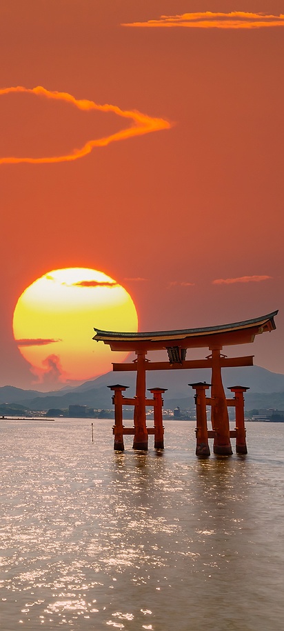 floating" torii gate of Itsukushima Shrine , Japan