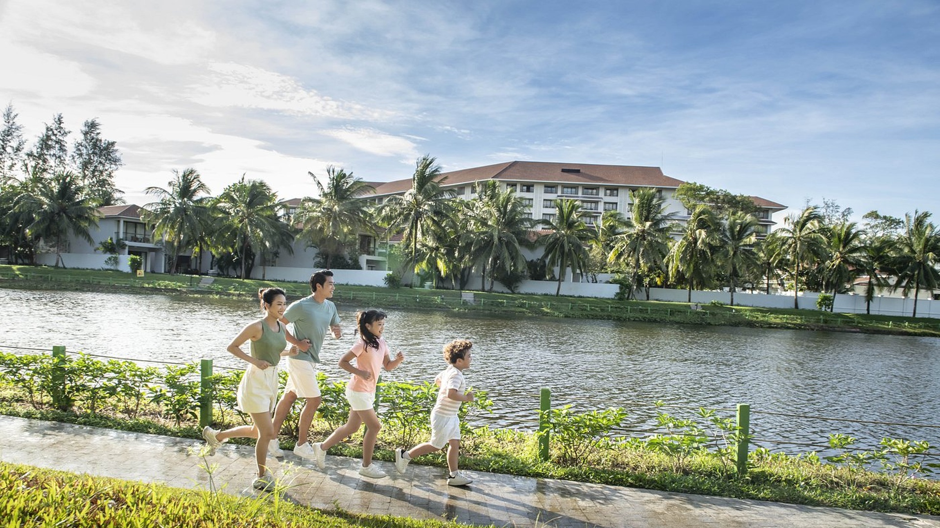 family enjoying at Vinpearl Resort & Spa Phu Quoc