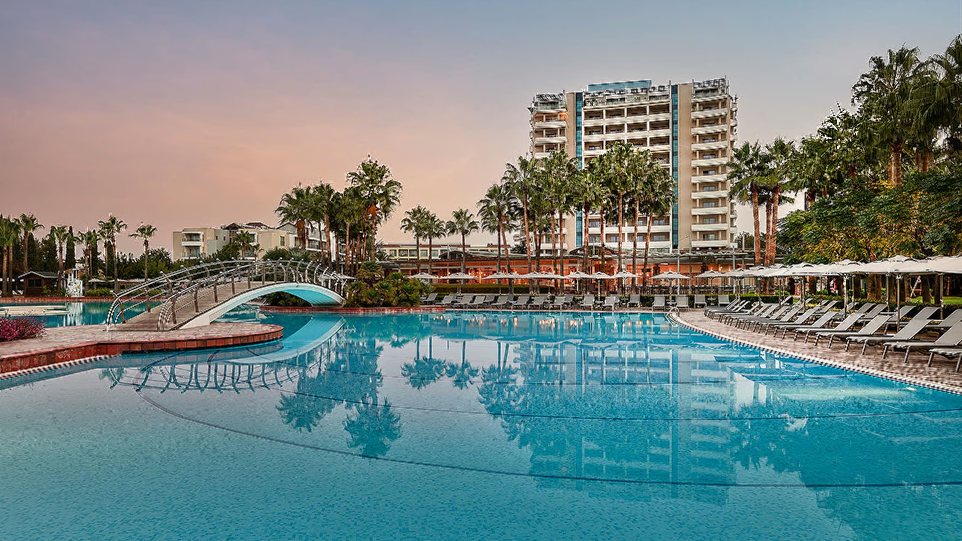 Lara Barut Collection pool view