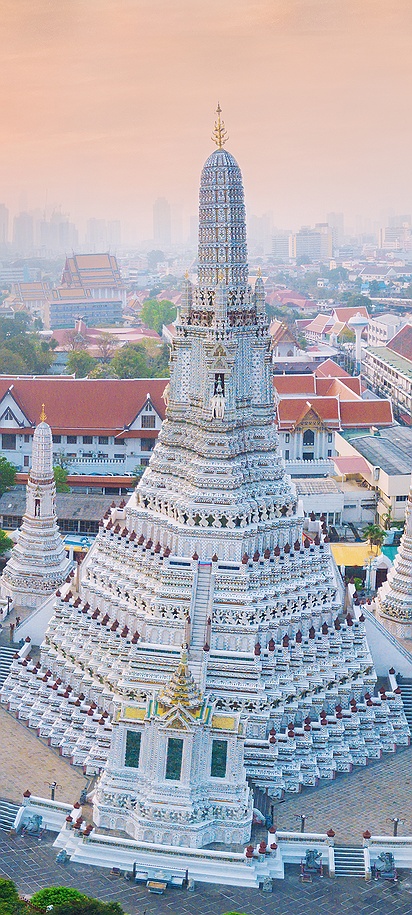 Sunset view of Wat arun ratchawararam ratchawaramahawihan