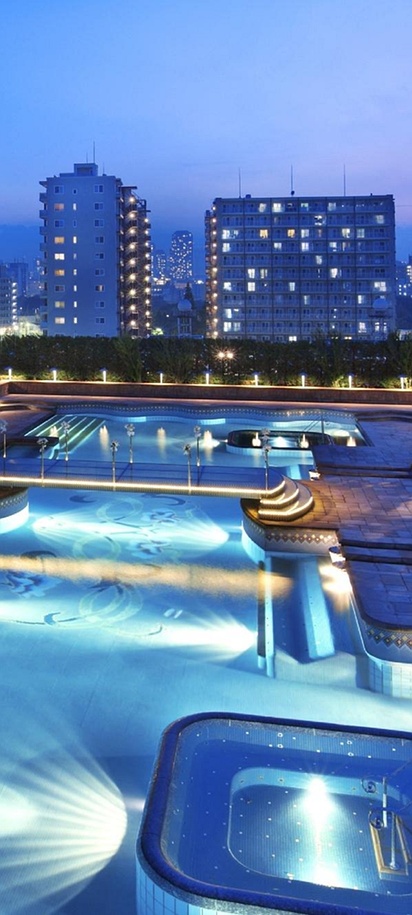 the garden pool at the Hotel East 21 Tokyo at dusk