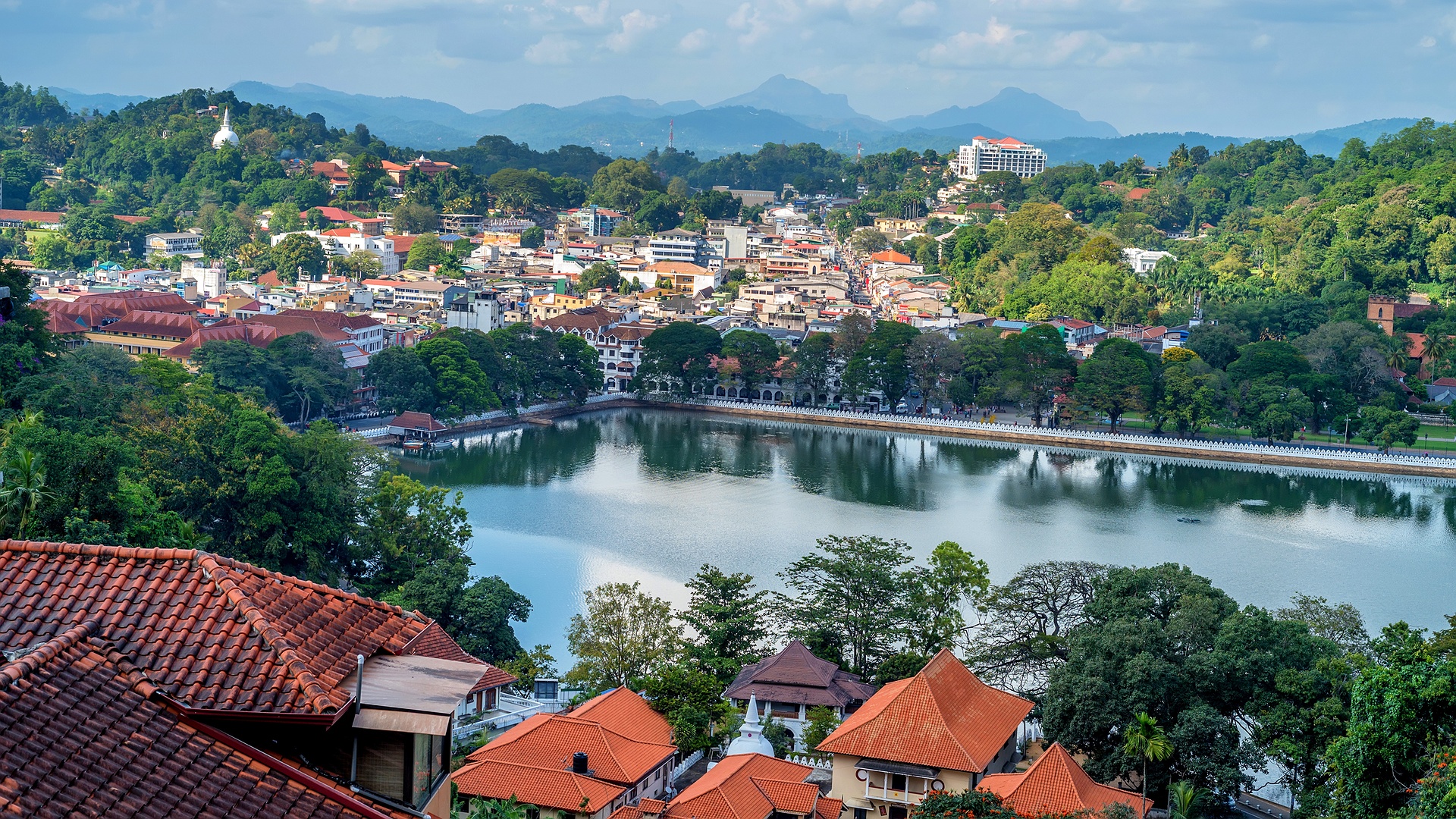view of Kandy Lake and the surrounding city in Sri Lanka