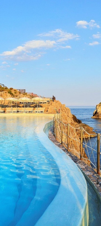 infinity pool at the UNAHOTELS Capotaormina