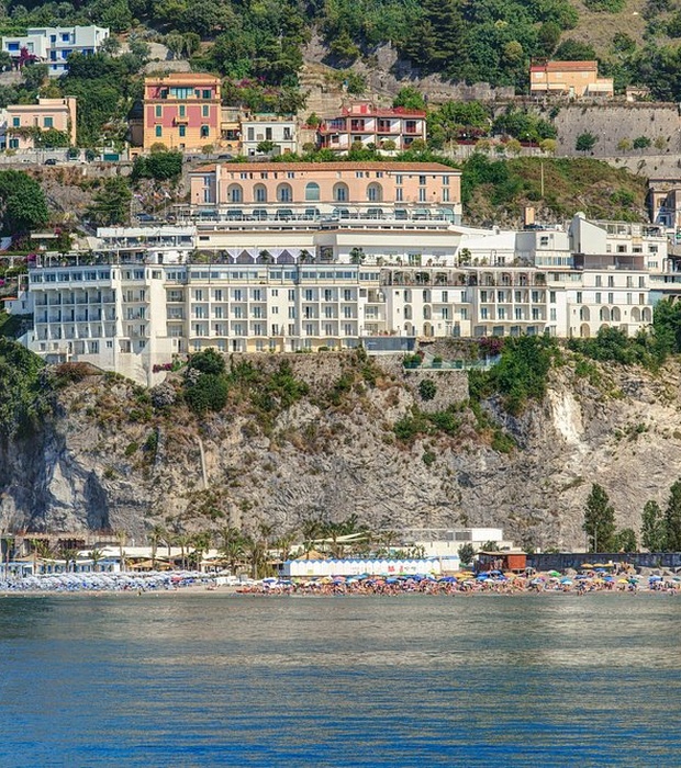 Lloyd's Baia Hotel exterior view