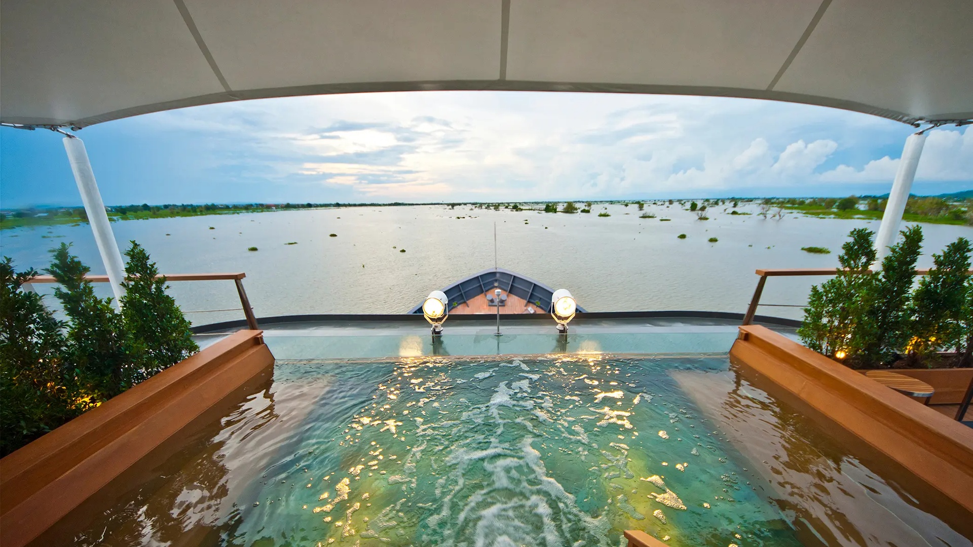 plunge pool and observation deck of the Aqua Mekong