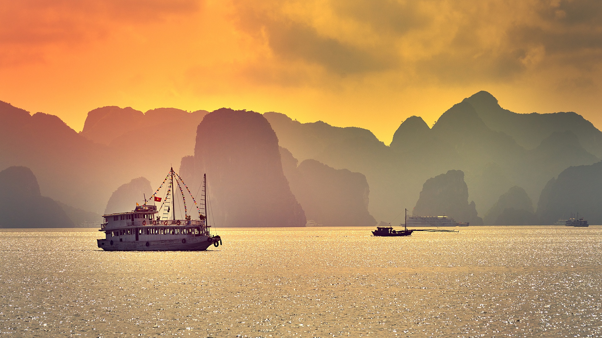 Hạ Long Bay sunset view in Vitenam