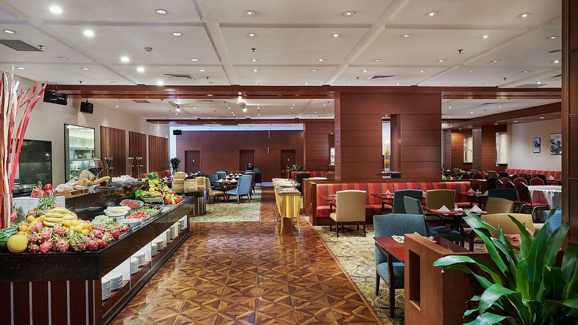the interior of the Heavenly Café at the Holiday Inn Beijing Temple of Heaven