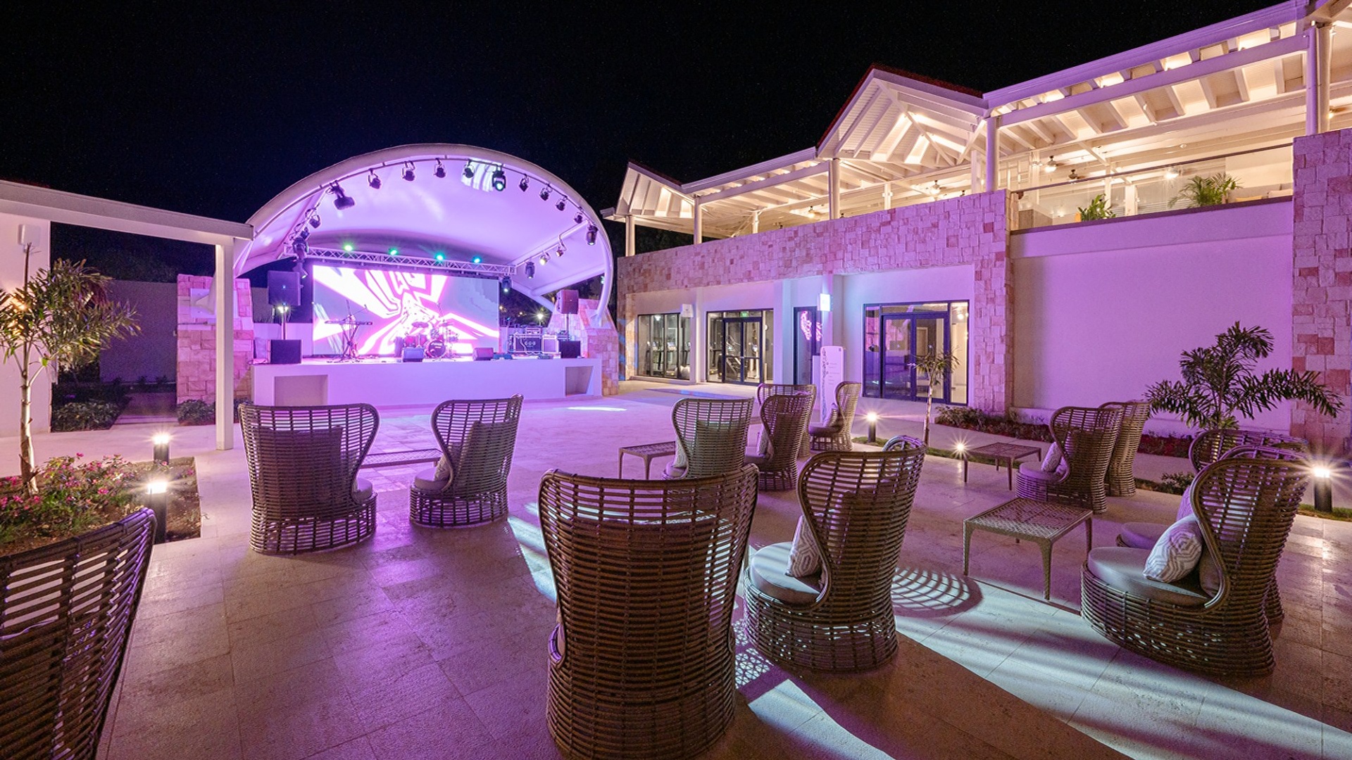 Royalton CHIC Antigua outdoor area