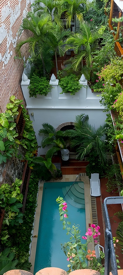 a picturesque courtyard and swimming pool at the Hotel Don Pedro de Heredia
