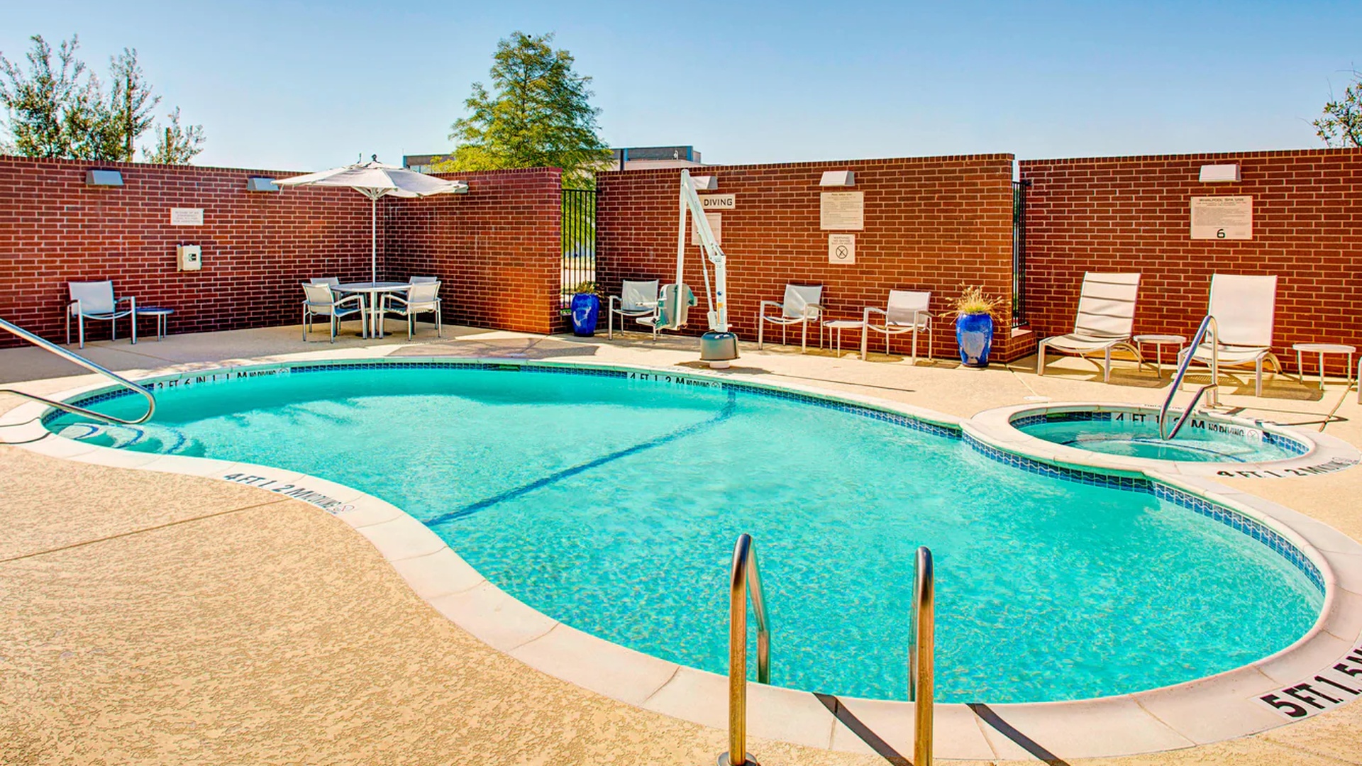 outdoor swimming pool and whirlpool at the SpringHill Suites