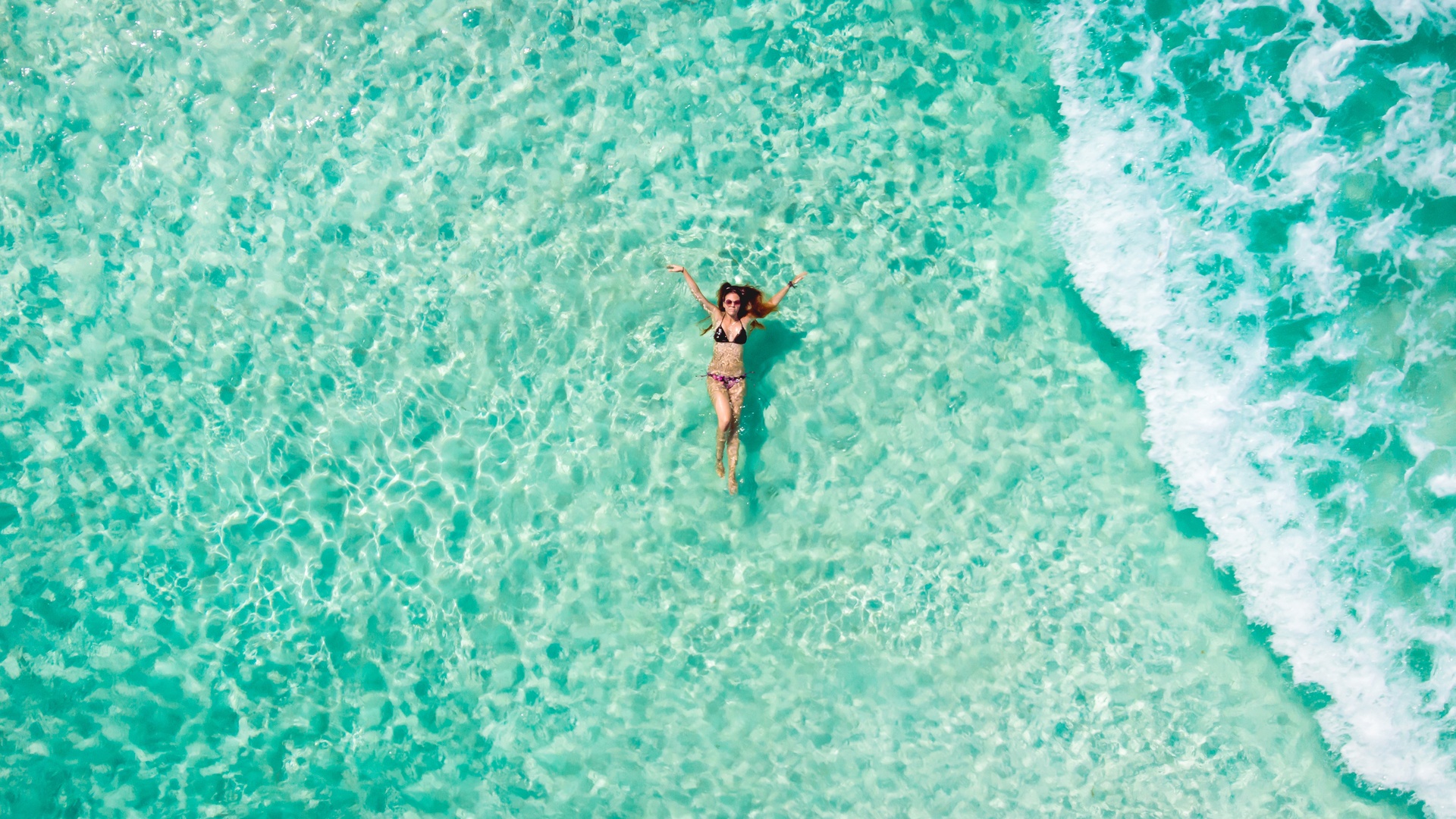Turquoise clean waters in Cancun, Mexico