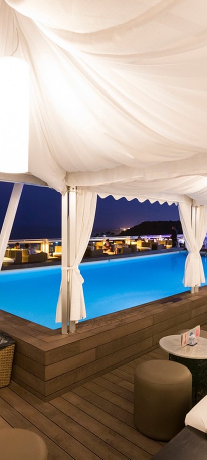 the panoramic rooftop pool area of the Gorbea Restaurant & Chillout bar, located at the Gloria Palace San Agustín Thalasso & Hotel in Gran Canaria
