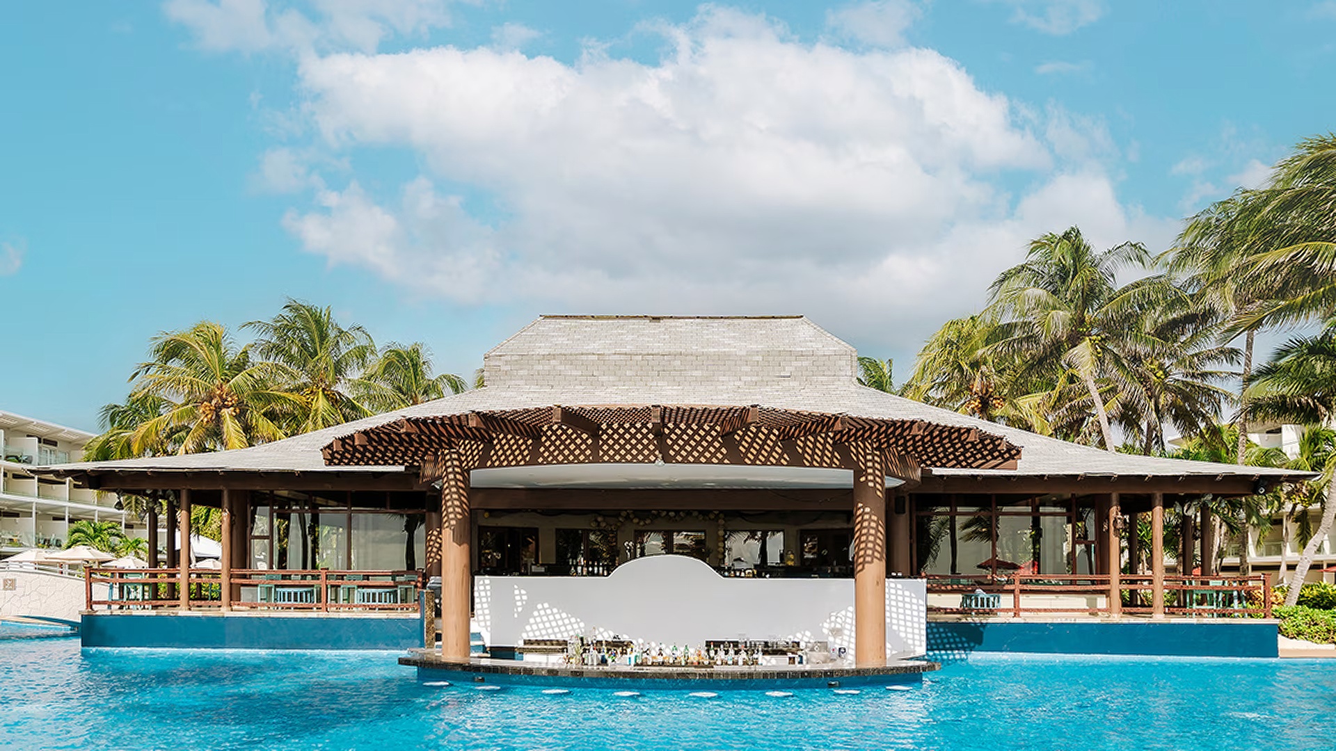 the swim-up bar at the Iberostar Selection Riviera Cancun hotel