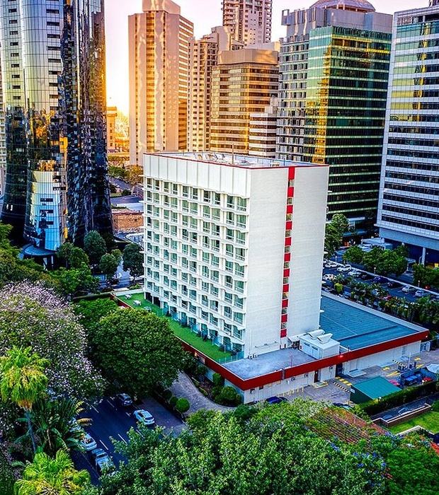 Royal On The Park exterior view