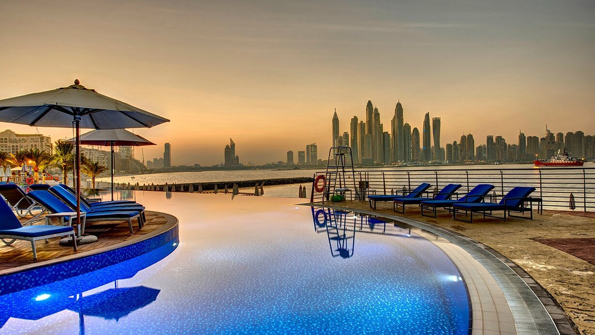 infinity pool at Dukes The Palm