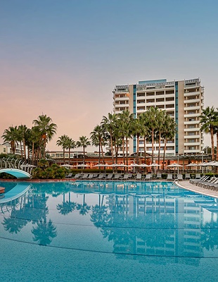 Lara Barut Collection pool view