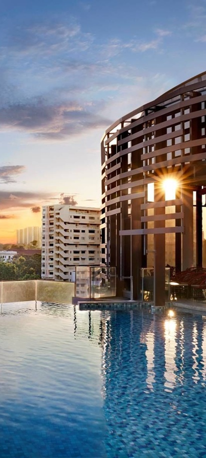 the infinity swimming pool at the Momentus Hotel Alexandra in Singapore