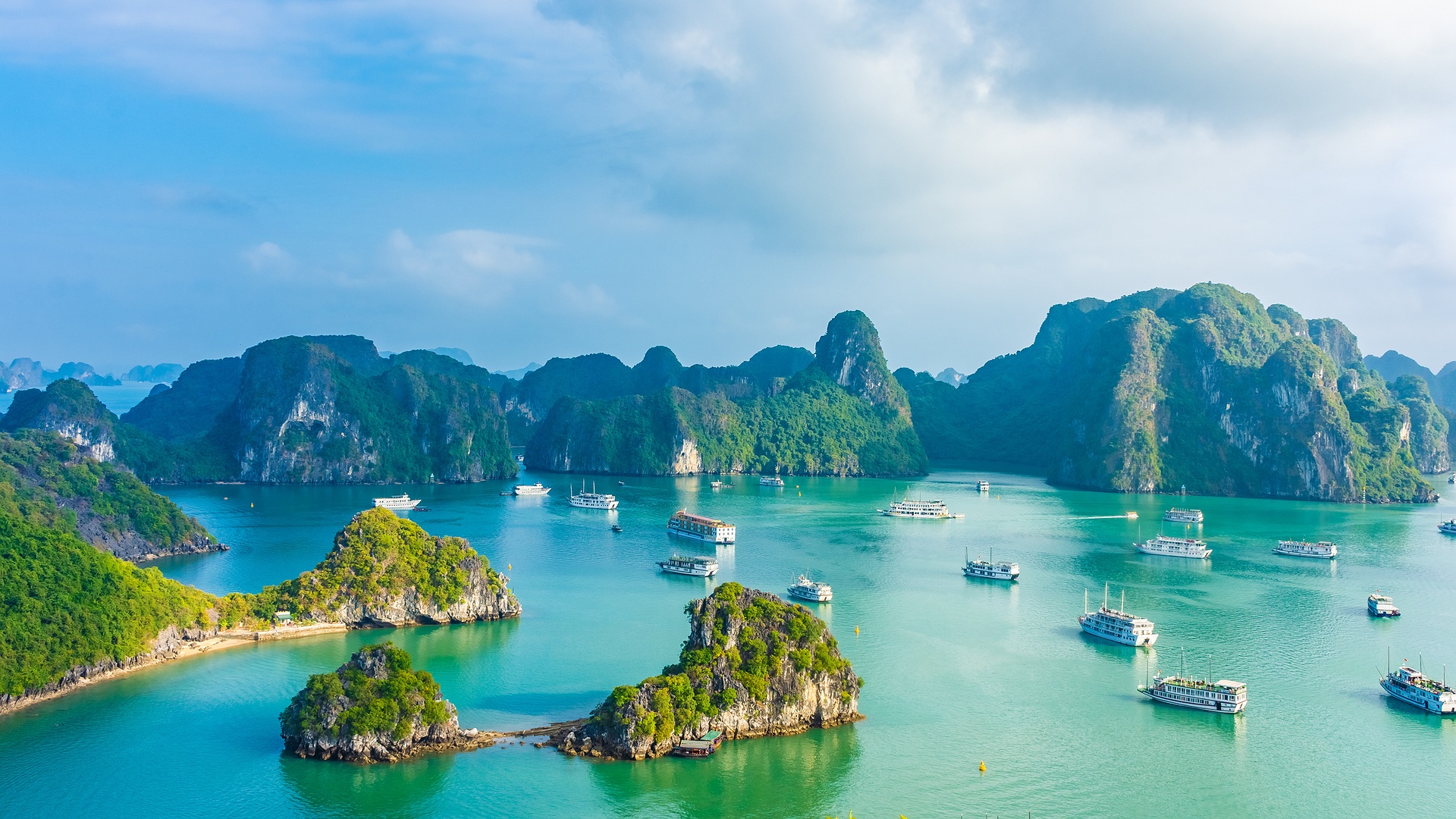 Stunning view of Hạ Long Bay in Vietnam
