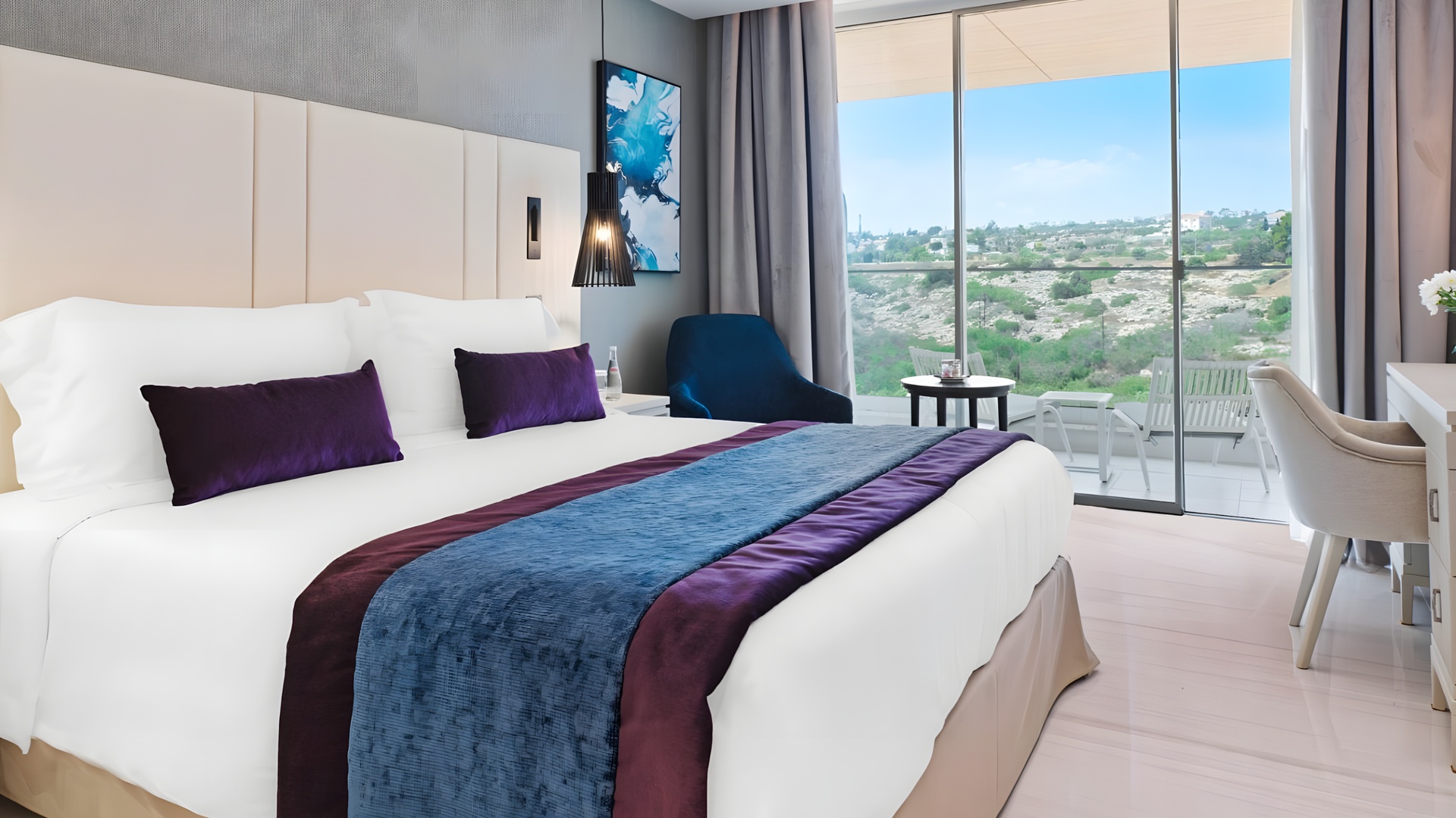 Amanti, Made For Two Hotel room