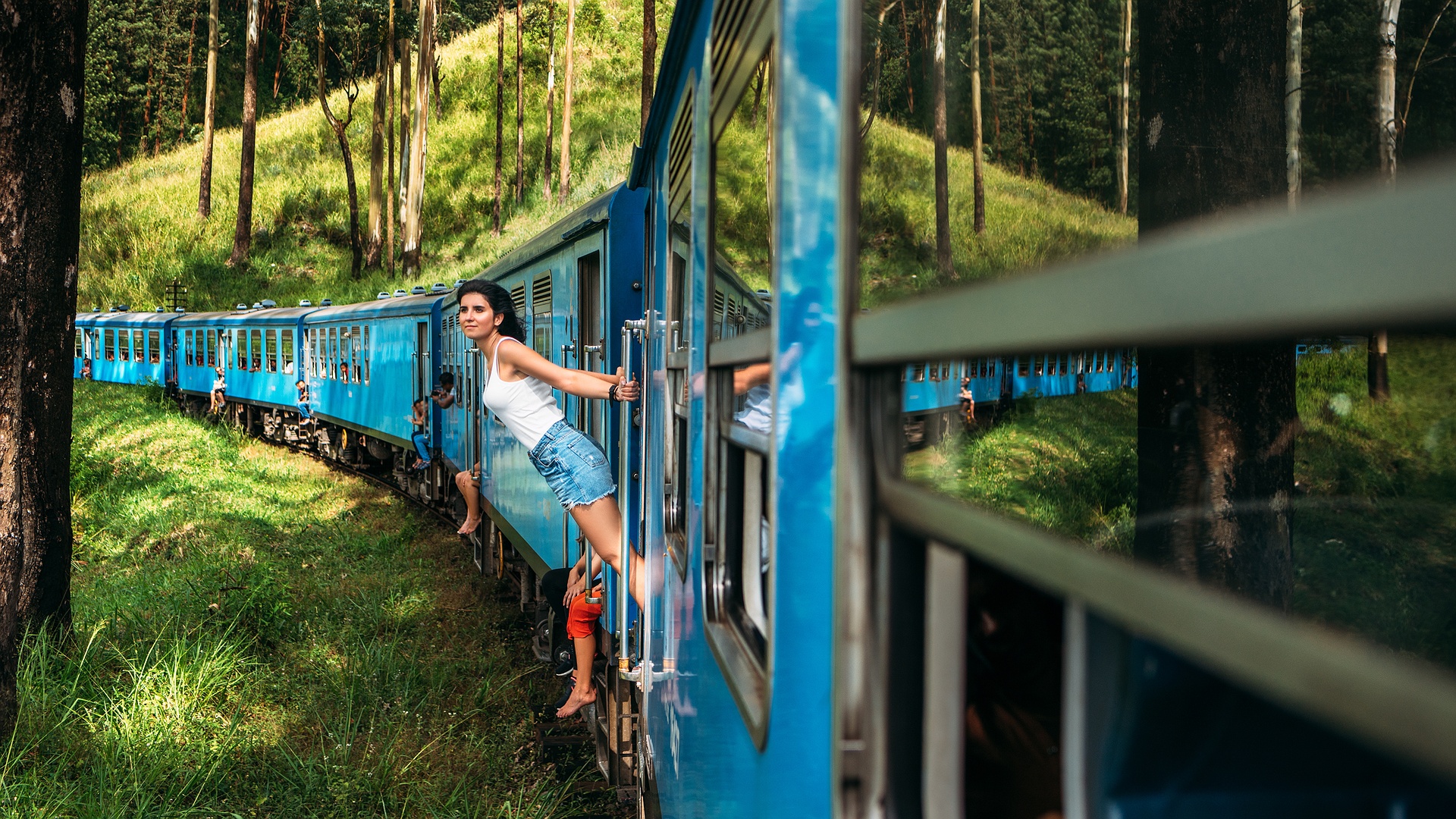scenic train journey in Sri Lanka