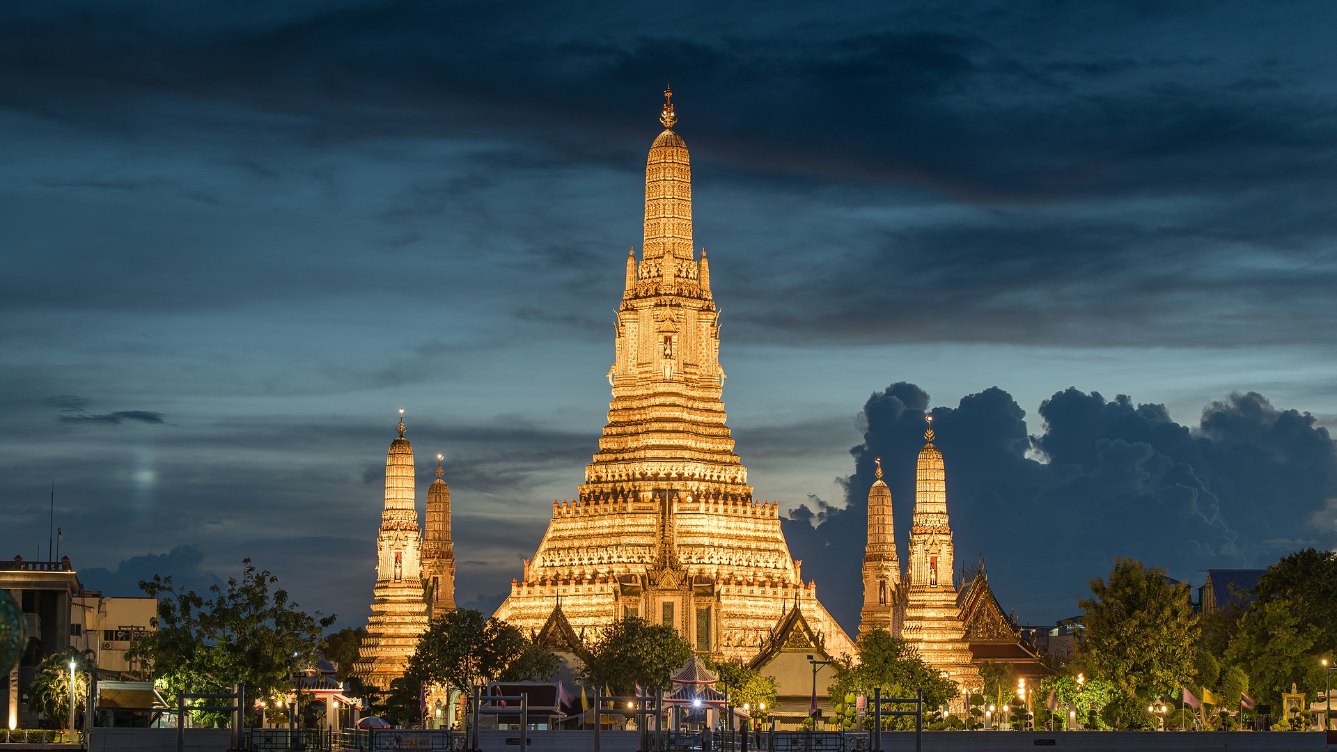 Wat Arun Ratchawararam temple in Bangkok