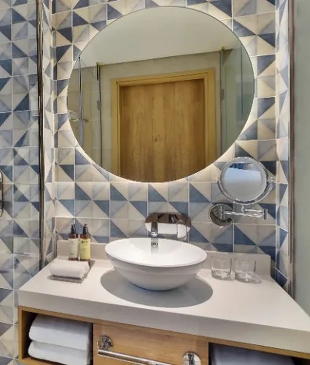  NH Collection Dubai The Palm bathroom area