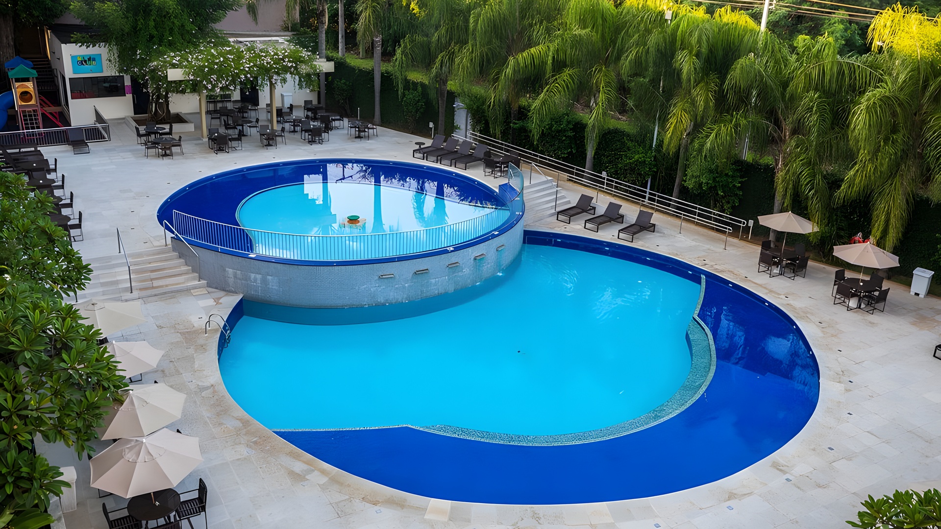 the outdoor swimming pool area at the Viale Cataratas Hotel in Foz do Iguaçu, Brazil
