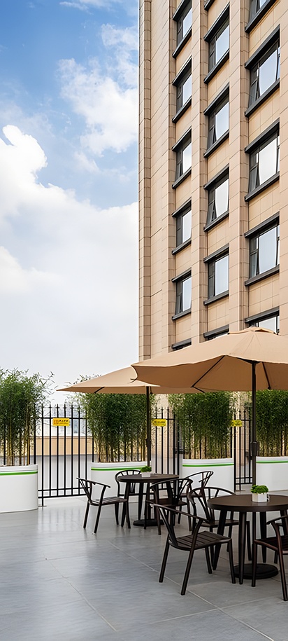 outdoor terrace area of the Holiday Inn Express Chengdu Huanhuaxi hotel
